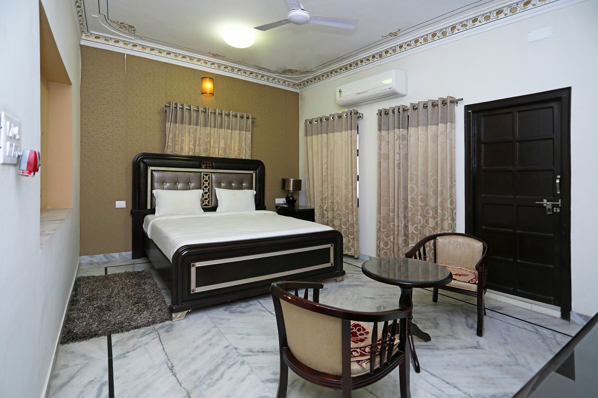 Oyo Home Heritage Near City Palace อุเดเปอร์ ภายนอก รูปภาพ